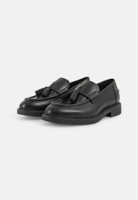 Mocasini negri din piele cu accent de ciucure, vârf rotund, detalii cusute și toc mic de tip bloc. Textură netedă și design elegant.