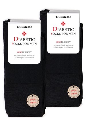 Zwei Paare schwarze Occulto Diabetikersocken für Herren mit Etiketten, die keinen engen elastischen Bund, schonend zu den Venen und für Diabetiker entwickelt angeben.