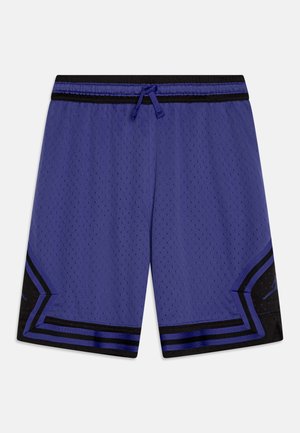 Blaue Mesh-Basketballshorts mit schwarz-blau gestreiftem Besatz und Kordelzugbund, flach auf weißem Hintergrund liegend.