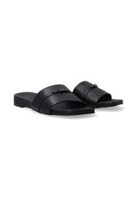 Schwarze Leder-Slidesandalen mit zwei breiten Riemen, flacher Sohle, offener Zehenpartie und kleinen metallischen Akzenten. Insgesamt glatte Textur.