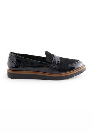 Zwarte gepatenteerde leren loafers met een suède band en decoratieve perforaties, met een bruine zool en lage hak.