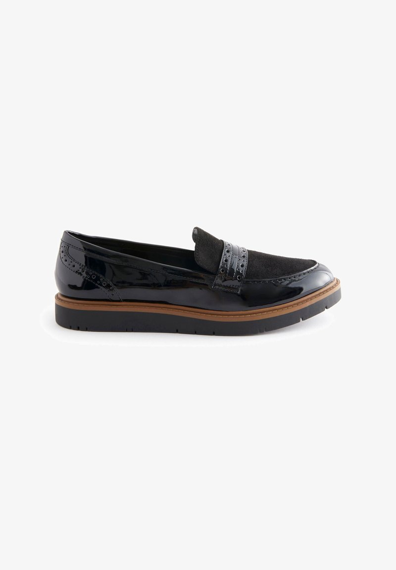 Mustad nahkadega loafers, kus on sametbanda ja dekoratiivsed augud, pruunal põhjal ja madalal kontsal.