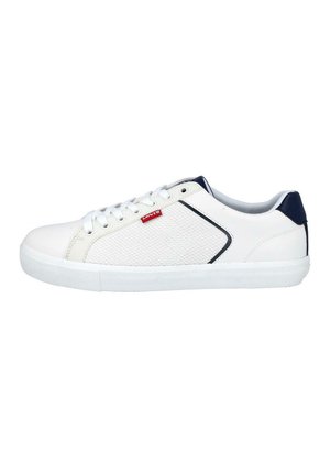 Zapatilla blanca de corte bajo con lengüeta trasera azul marino, cordones blancos, panel lateral de malla y una pequeña etiqueta roja con el logo de Levi's en el lateral.