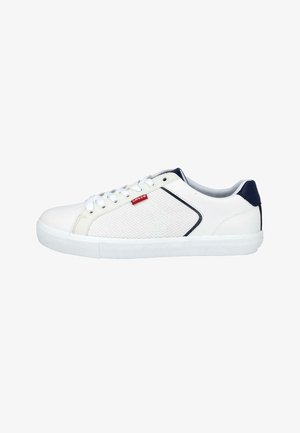 Zapatilla blanca de corte bajo con lengüeta trasera azul marino, cordones blancos, panel lateral de malla y una pequeña etiqueta roja con el logo de Levi's en el lateral.