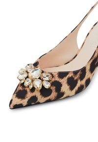 Scarpa slingback con punta a punta in tessuto leopardato. Presenta un'importante decorazione gioiello con varie forme e colori di cristalli.
