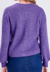 Fialový pletený svetr s jemnou texturou, volným střihem, klasickým kulatým výstřihem a rukávy se spuštěnými rameny. Šití na lemu.