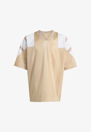 Bežinė ir balta Adidas sportinio stiliaus marškinėliai su trumpomis rankovėmis, V formos iškirpte ir subtiliomis vertikaliomis juostomis.