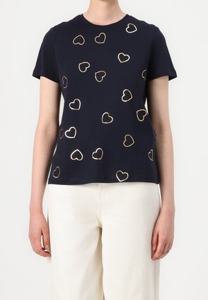 Marineblauwe t-shirt met korte mouwen van katoen, voorzien van verspreide hartenontwerpen met een gouden rand over de voorkant. Losse pasvorm en ronde hals.