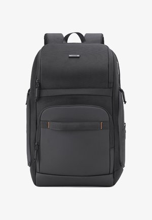 Zaino nero con più scomparti con zip, spallacci imbottiti e maniglia frontale, realizzato in tessuto strutturato.