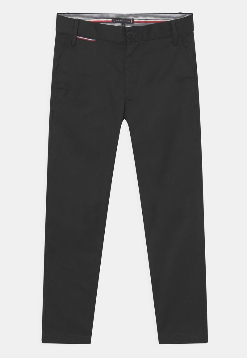 Czarne chinosy wykonane z mieszanki bawełny. Smukły krój z bocznymi kieszeniami, z przodu z zapięciem na guzik oraz subtelnymi paskami na talii.