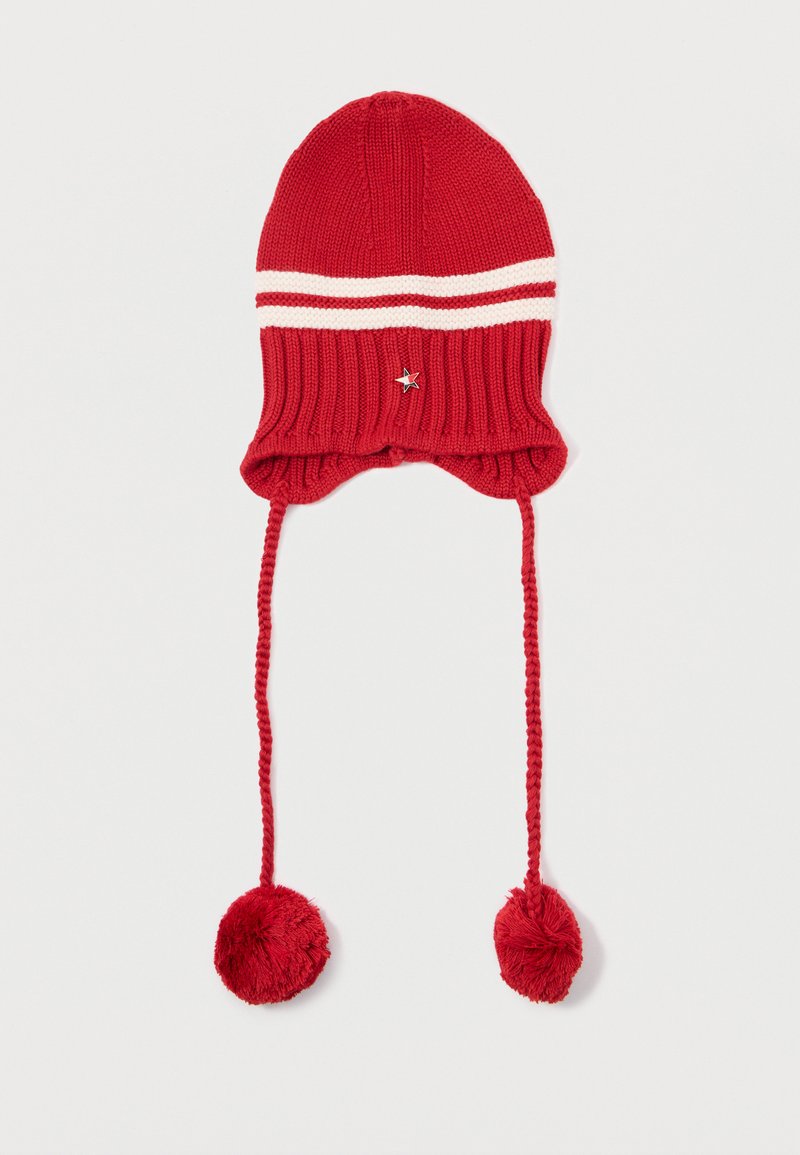Bonnet en tricot rouge avec une bande rayée, ornée d'une petite étoile et de deux franges avec pompons sur des attaches en tressé. Texture douce, forme ajustée.