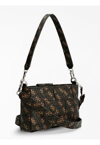 Svart mönstrad axelväska gjord av texturerat material, med en lång axelrem och silverfärgade detaljer.