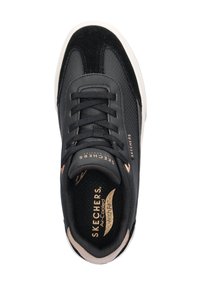 Zwarte Skechers sneaker met zwarte veters, witte zool en roségouden accenten, vanaf bovenaf weergegeven op een witte achtergrond.