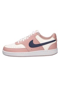 Baskets Nike avec une tige en cuir blanc, des accents rose pâle et bleu marine, bout rond, lacets plats blancs et semelle rembourrée.