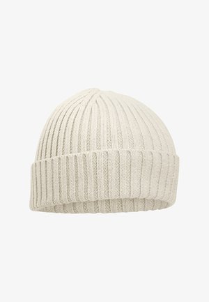 Bonnet tricoté en blanc cassé, présentant un motif de côtes verticales, une texture douce et un revers roulé. Convient pour une tenue décontractée.