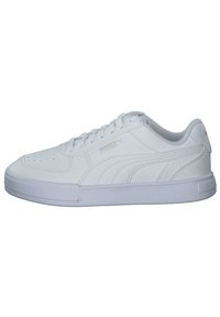 Sneaker bianca con una toma superiore in materiale sintetico liscio, punta perforata per traspirabilità, collo imbottito e suola in gomma. Presenta accenti di branding discreti.