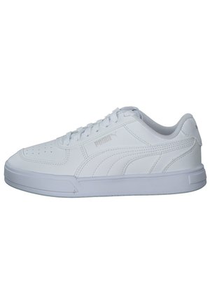 Sneaker bianca con una toma superiore in materiale sintetico liscio, punta perforata per traspirabilità, collo imbottito e suola in gomma. Presenta accenti di branding discreti.