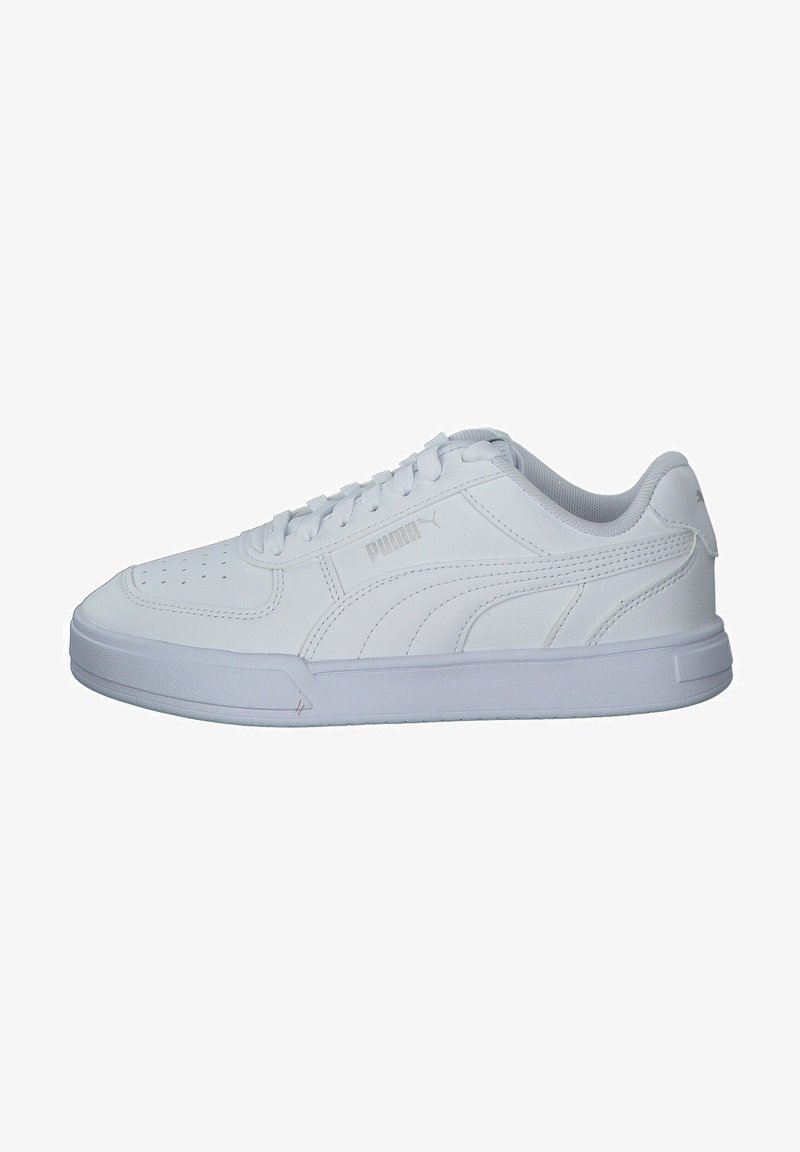 Sneaker bianca con una toma superiore in materiale sintetico liscio, punta perforata per traspirabilità, collo imbottito e suola in gomma. Presenta accenti di branding discreti.