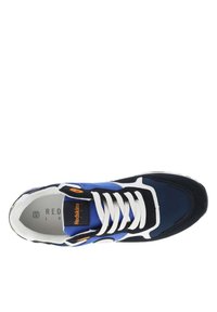 Scarpa sportiva blu navy con lacci bianchi, dettagli neri e pannelli in tessuto blu. Presenta un'etichetta con il logo arancione e cuciture a contrasto.