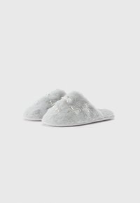 Γκρίζες παντόφλες με μαλακή υφή, με διακοσμητική κεντητική και κοσμήματα από πέρλες. Ανοιχτή μύτη και αφρώδες πέλμα.