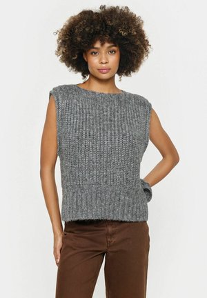 Gray knitted sleeveless sweater with a ribbed texture, featuring a wide neckline and a relaxed fit, complemented by a thick hem.