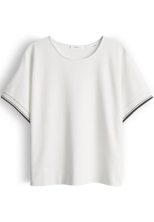 Wit shirt met korte mouwen, ronde hals en dunne zwarte strepen op de mouwboorden.