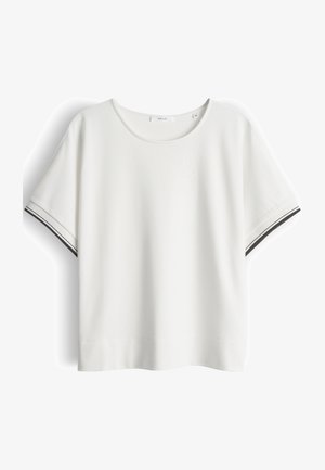 Wit shirt met korte mouwen, ronde hals en dunne zwarte strepen op de mouwboorden.