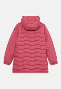Parka rose rembourrée avec capuche, présentant une texture matelassée et des poignets élastiques. Tissu lisse et coupe droite avec un ourlet.
