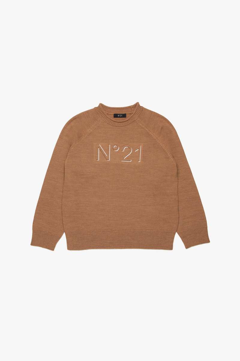Pull en tricot marron avec col rond et manches raglan. Présente un "N°21" brodé sur le devant, un tissu texturé, et des poignets et ourlets côtelés.