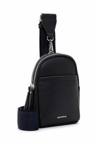 Kleine schwarze Umhängetasche aus strukturiertem Leder mit silbernem Reißverschluss und abnehmbarem, breitem marineblauem Riemen.