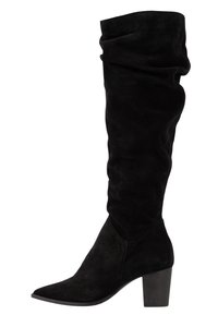 Bottes noires en daim montantes avec un design décontracté, un bout pointu et un large talon carré. La surface est lisse avec une texture douce.