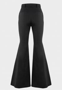 Zwarte flared broeken met een gladde tekstuur, hoge taille en zijzakken. Heeft een maatwerkontwerp met scherpe plooilijnen.