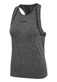 Szary sportowy top na ramiączkach z gładkim, teksturowanym wykończeniem. Posiada krój racerback i siateczkowe wstawki zapewniające oddychalność. Wyeksponowane logo marki.