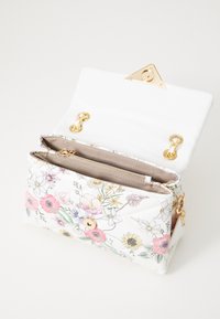 Borsa a mano con stampa floreale, esterno bianco, hardware dorato e una tasca con zip interna. Presenta una forma rettangolare strutturata con chiusura a patta.