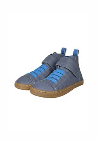 Zapatillas altas grises con cordones elásticos azules, correa de Velcro, suela de goma y detalles cosidos. Talón reforzado para mayor soporte.