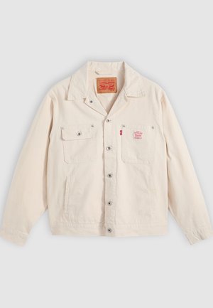 Gebroken witte jasje met knopen, voorzien van twee borstzakken, waarvan één met een knoopklep, en een rood Levi's logotabbord op de rechterzak.