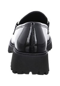Mocassins en cuir verni noir avec une semelle en caoutchouc noir épaisse. Présentent un dessus lisse et un détail de couture distinct le long de l'arrière.