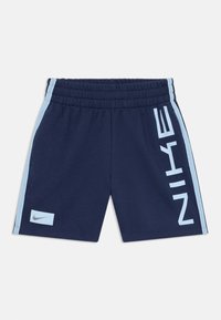 Námorné šortky s elastickým pásom, svetlo modr�ými bočnými akcentmi a výrazným bielym logom "NIKE" pozdĺž strany. Mäkká textúra látky.