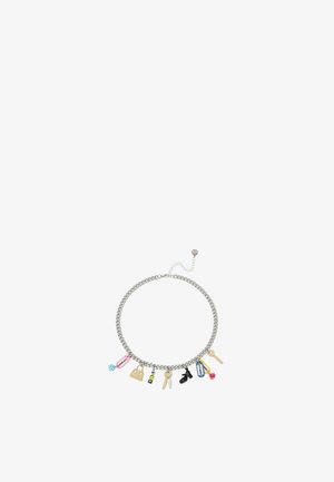 Collier en chaîne argentée avec divers charms colorés, dont un cadenas, des clés, un talon haut et des éléments originaux, avec un design de maillons texturés.
