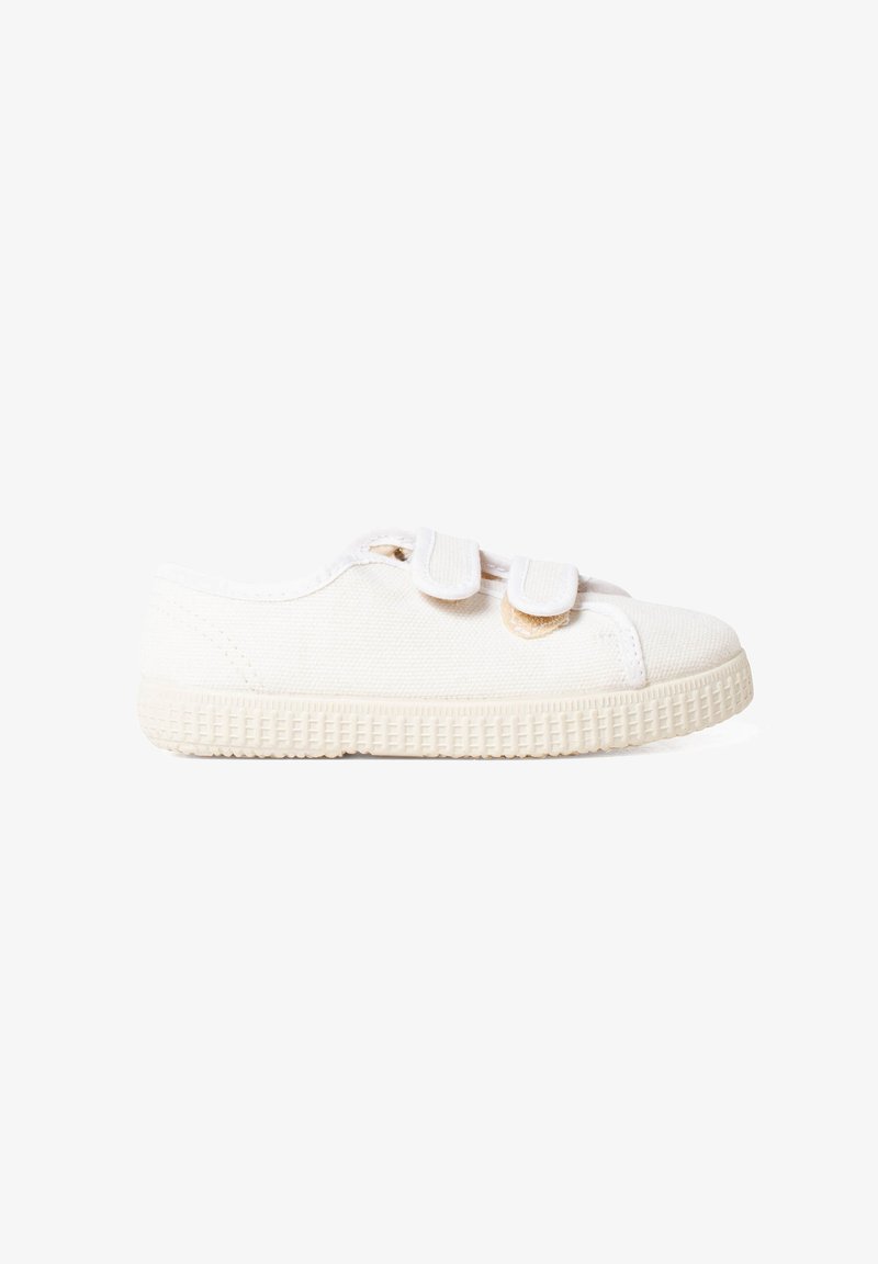 Baskets blanches en toile avec deux bandes Velcro, semelle en caoutchouc texturée, bout arrondi et design minimaliste. Conviennent pour un usage décontracté.