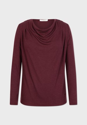 Top a maniche lunghe borgogna con scollo drappeggiato, caratterizzato da dettagli arricciati sulle spalle e una texture di tessuto liscia e morbida.