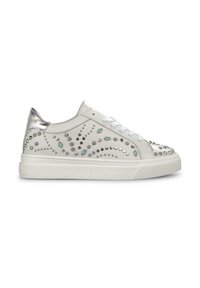 Sneaker di pelle bianca con accenti argentati, borchie decorative di diverse forme e una suola testurizzata. Lacci piatti sul davanti.