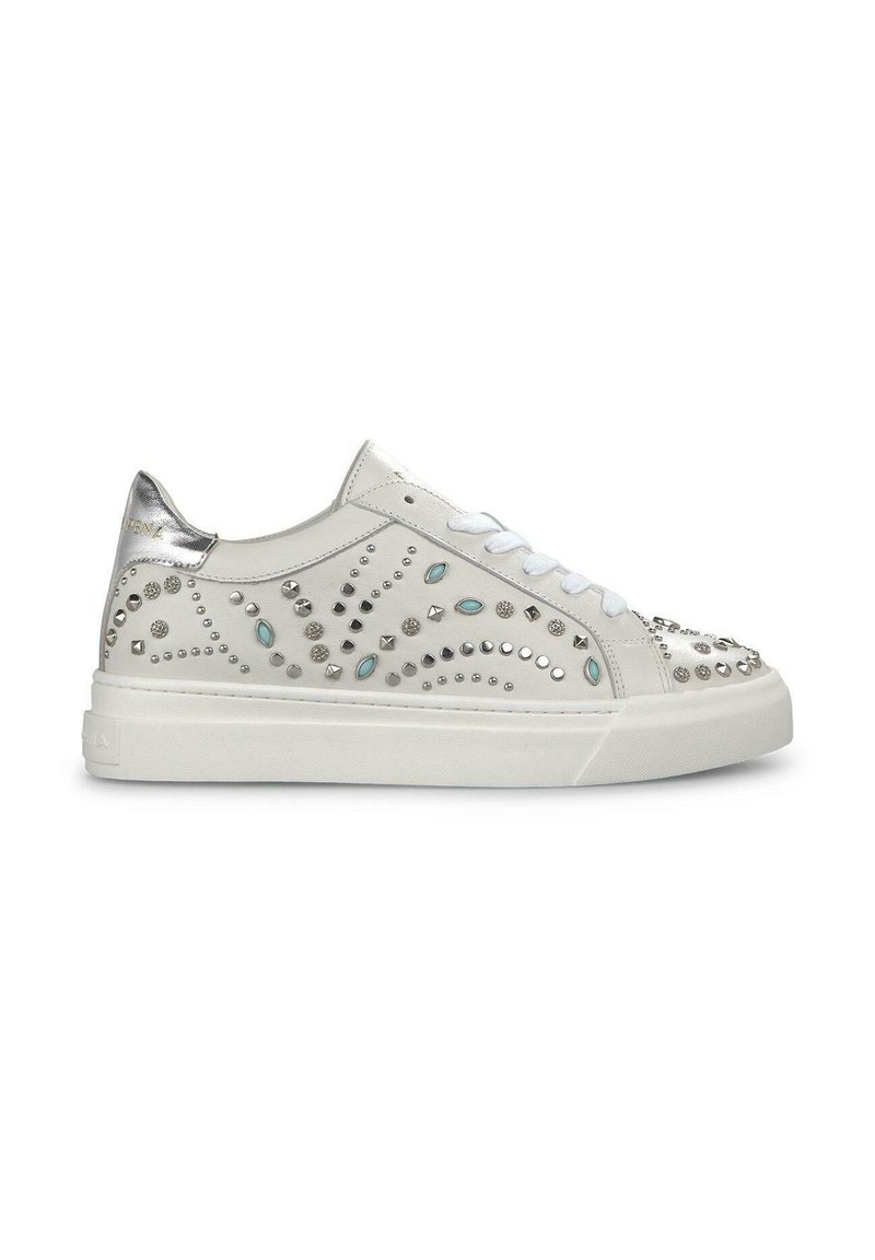 Sneaker di pelle bianca con accenti argentati, borchie decorative di diverse forme e una suola testurizzata. Lacci piatti sul davanti.