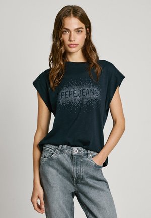Černé triko s krátkým rukávem se třpytivým logem "Pepe Jeans". Spárováno s světle šedými džíny s vysokým pasem. Hladká bavlněná tkanina.