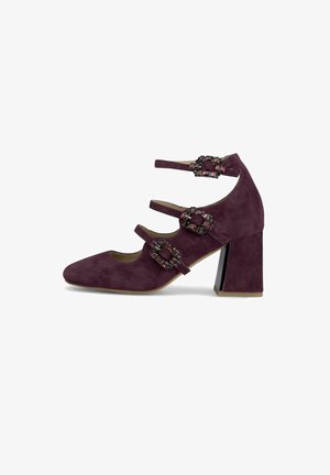 Escarpins violets en daim à talon haut avec un bout carré, dotés de trois lanières ajustables ornées d'accents métalliques et d'un talon bloc.