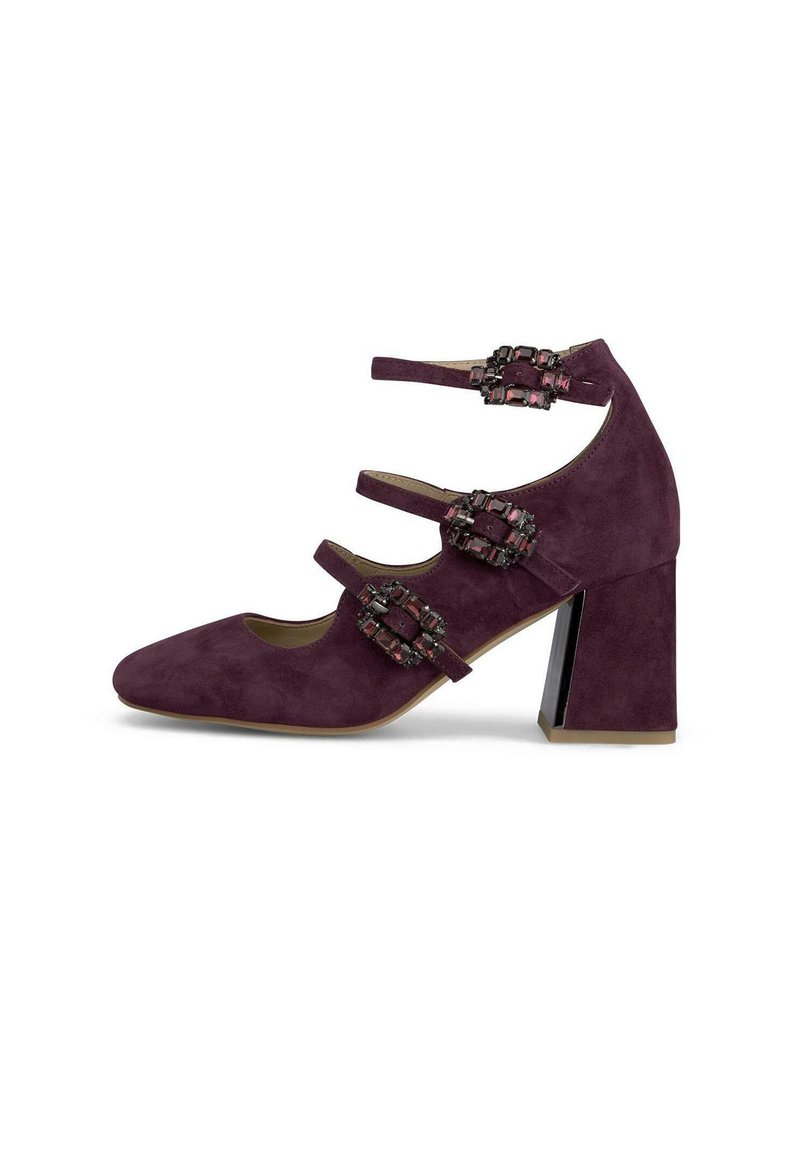 Escarpins violets en daim à talon haut avec un bout carré, dotés de trois lanières ajustables ornées d'accents métalliques et d'un talon bloc.