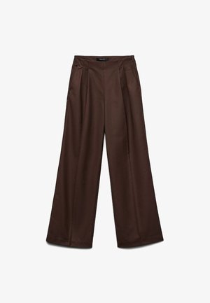 Pantalon marron taille haute à jambes larges, avec plis sur le devant et poches latérales, conçu pour une coupe décontractée.