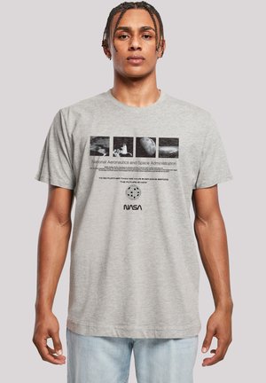 Graues Baumwoll-T-Shirt mit einem NASA-Graphic, das Bilder des Weltraums zeigt, Text darunter und rundem Logo in der Mitte, kurze Ärmel und einen Rundhals-Design.