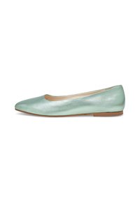 Ballerines en cuir vert clair avec un bout pointu, des coutures minimales et une semelle plate. Texture lisse et design simple et épuré.