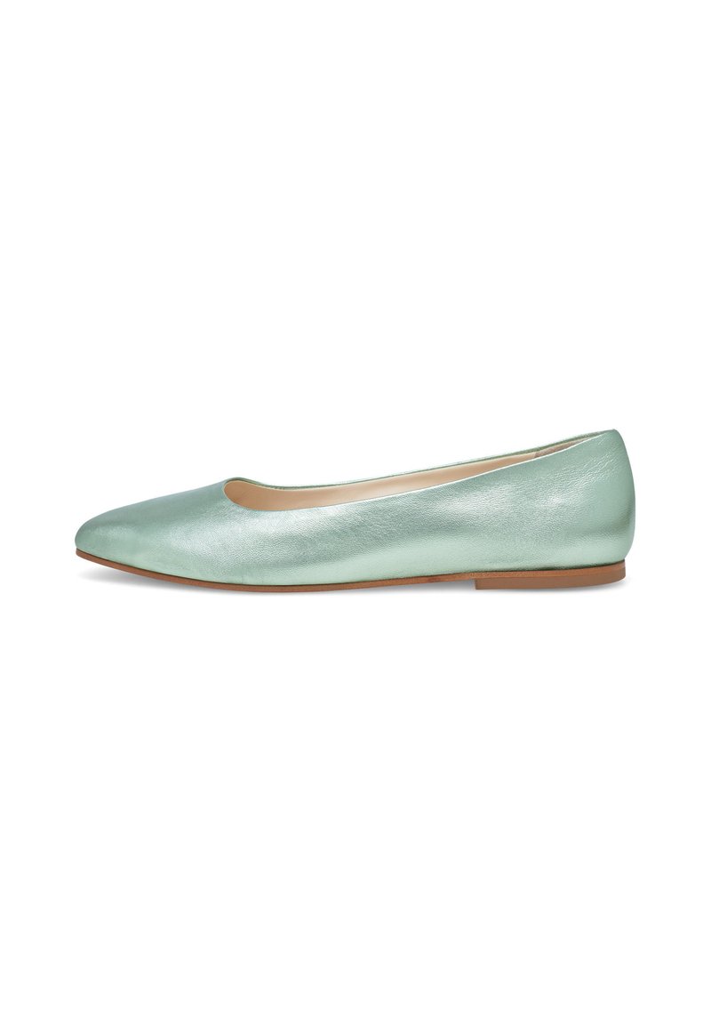 Ballerines en cuir vert clair avec un bout pointu, des coutures minimales et une semelle plate. Texture lisse et design simple et épuré.
